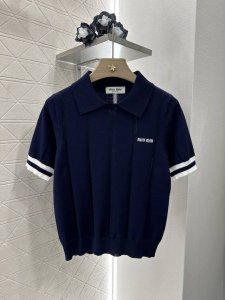 miumi*2025新品上架 针织翻领短袖 定制Yb天丝纱线织造 质感高级 透气舒适 针织翻领上衣剪裁 通体利用绞花钩针肌理交织 勾勒出规律宽版竖条纹图案 凸显