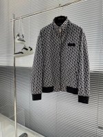 迪奥 2025春夏新款夹克外套，秀场新品品相非常完美，双面穿舒适保暖，三标齐全色泽饱满诱人，非常出彩的设计，轻松将时髦感进阶，做工极为考究严谨，走线工整细致！大