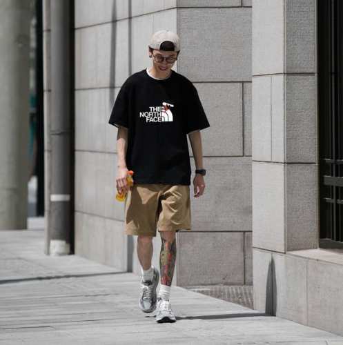 上新！本季新款Tnf北面短袖T恤,版型剪裁特别有讲究！上身很洋气显瘦内搭外穿都看 高密针织圆领设计，平整简约！亲肤透爽！T恤面料的柔软性舒适性无可挑剔！男女均可