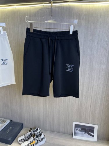 Lv路易威登 新款来袭 2025春夏新款休闲裤短裤，进口高密度定制面料，舒适柔软亲肤，笔挺不易起皱，简单明了，超级百搭上身效果超级棒时尚百搭，笔挺有型，衣橱必备