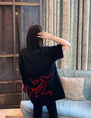 上新！ 始祖鸟 Arc'teryx后背粉红大Logo情侣款短袖T！宽松版型！ 采用顶级230克凯迪纯棉爽滑面料！无敌质感！ 高端面料无任何缺点！ 肩部过肩领条领