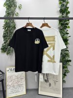 120# 经典款春夏 品牌：Off-White 黄色胶条款短袖T恤！ 颜色：白色 黑色 尺码：Xs-S-M-L（男女同款） 面料：采用定制260克32织纯棉双纱