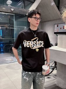 Versace 范思哲 2025夏季最新款 专柜同步有售 原单狠货 时尚休闲圆领短袖T恤 上身很有特点 吸睛而有亮点 进口原版面料 顶级刺绣工艺字母图案装饰Lo