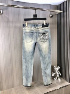dior 迪奥 2025春夏最新推出男士牛仔裤新品 重工水洗牛仔面料 定制面料和一般牛仔布料比起来 更加柔软舒适 超重工洗水工艺 双工艺洗水 整条裤子 手感舒适