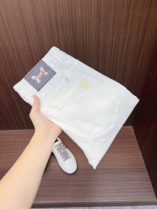 爱马仕 男士丹宁牛仔裤 官宣画册海报穿搭款 客供高级进口的丹宁原色面料 特选日本冈山纯正13Oz 盎司牛仔布料 重磅环保植物酵素水洗工艺 肌理有着淡淡的复古色彩