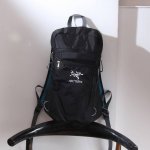 鸟家户外超轻双肩包登山旅行收纳袋 便携可收纳 防泼水面料 户外休闲运动 全新打造轻型背包 用途：徒步、日常生活、旅行 重量：约206克 容量：约15L 尺寸：4