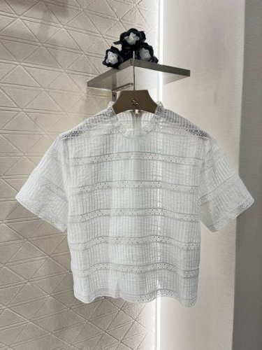 celin*2025新品上架 重工绣花上衣短裙套装 定制Yb斜纹全棉材质 质感舒适细腻 花边短袖上衣半裙套装 裁剪利落 通体轻薄微透效果 纵向横向蛋糕双重轮廓绣