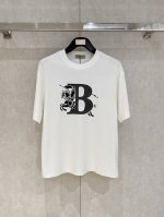 巴宝莉高定面料 250克纯棉 2025蛇年春夏专柜新品短袖时尚经典圆领短袖袖口下摆采用无痕设计 时尚单品设计，更加时尚舒适，高标准定制，上身非常有型，胸前品牌经