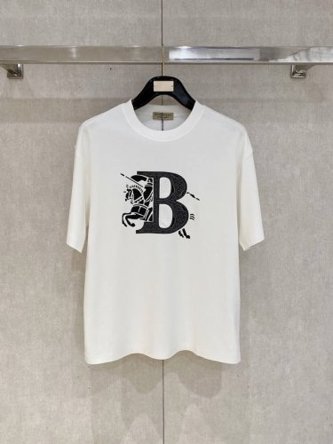 巴宝莉高定面料 250克纯棉 2025蛇年春夏专柜新品短袖时尚经典圆领短袖袖口下摆采用无痕设计 时尚单品设计，更加时尚舒适，高标准定制，上身非常有型，胸前品牌经