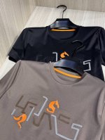 型号Hs010#，爱马家 2025春夏最新立体几何图形贴皮绣男士圆领T恤衫，胸前极具代表性的骏马立体几何图案，采用高端重工的激光贴皮绣 采用进口水洗小羊皮制作，