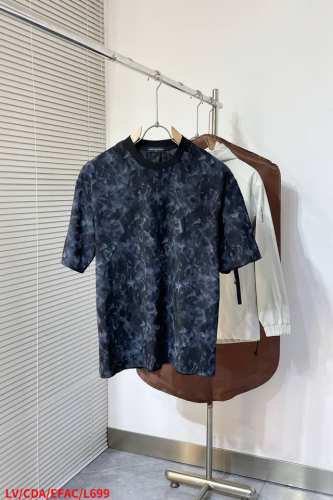 l699 Lv路易威登 新款短袖Yyds 日常出门闭眼搭 定制纯棉弹力棉面料短袖 魅力在于创造了简约奢华感的时尚,随意搭配感受英式风格独特气质. 宽松的版型展现