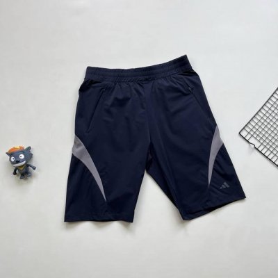 阿迪达斯Adidas拼色速干短裤！ 顶级速干面料！上身舒适透气！排汗速干，轻薄透气！ 专柜同步更新的款式！！立体修身裁剪，版型超级赞！ 裤子口袋拉链设计时尚防小