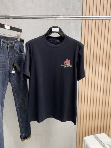 路易威*Lv 25Ss春夏新款首发专柜最新款短袖圆领T恤 高端订制 设计前卫时尚！品牌Logo重工艺设计 高端定制240克面料.手感柔软.穿着舒适.专柜级别精致