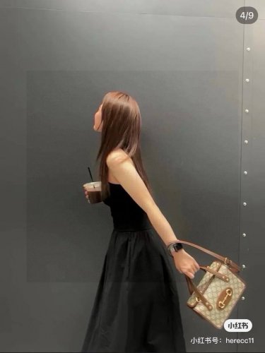 Gucci 1955马衔扣盒子包，复古经典又高雅 Gucci 1955马衔扣系列在早秋全新推出手提波士顿包造型，手袋采用品牌经典Gg字母交织图案材质制作，饰以棕