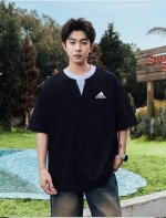 供 2025新款三叶草短袖 简约经典，假两件运动风尚 阿迪达斯这款T恤，以纯粹之姿演绎运动时尚。纯净的色基底，搭配标志性的三叶草Logo与品牌名“Adidas”