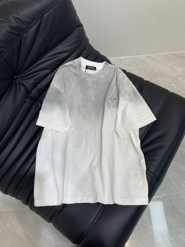 chrome Hearts*克罗心25春夏新款梵文十字架发泡印花短袖T恤。纯棉水洗做旧工艺， 水洗面料不仅限于基础色彩，更有丰富的 做旧效果，满足不同风格需求。