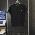 426 当天到货 现货现配 prada普拉达25Ss小字母色织三角标针织短袖 原版面料 官网同款 非再生纱 高版本 独立定织面料 经历柔软定型 洗水不变形 面料