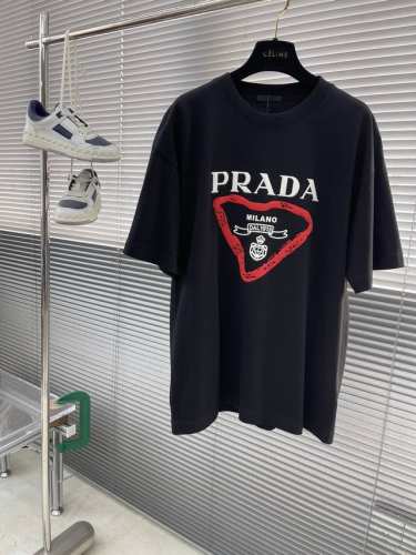 prad 2025新款立体硅胶T恤 三角元素图案 唤醒新意 十足的高级感 双层螺纹领口 肩部通肩压条 280G纯棉面料 男女同款 码数：S-Xxl S码衣长73