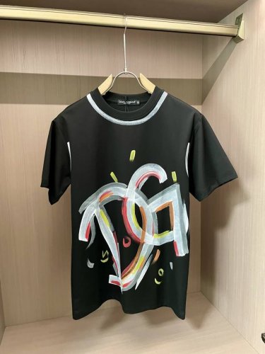 Dg 25Ss夏季新款手绘短袖T恤！专柜同步，每一件都是纯手工画制而成.独特的Logo 个性艺术系列全网独家首发 百搭款细节处理完美240克纯棉面料十分精致 原