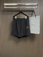 Balenciaga 胶带刺绣印花短裤，采用定制棉质毛圈面料，克重360G，面料舒适亲肤，透气吸汗，刺绣采用3D立体刺绣，前幅带有品牌字母徽标，胶带烫图采用机口