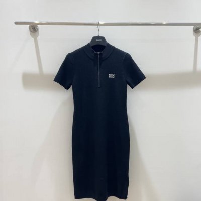 新款女装上新 Miumiu风格拉链半开胸短袖连衣裙 优雅别致 展现迷人锁骨 简约而不失高级感 夏日必备单品 Sml三码现货供应