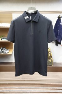 2025春夏系列新品 dior 迪奥_这款polo衫选用冰丝制成 是考究休闲衣橱中的理想单品 面料呈现微型结构效果 为经典配色增添些许立体质感 精致细节为这款p