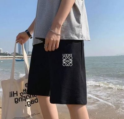 loewe 罗意威 夏季最新款基础印花五分休闲短裤 采用重磅华棉面料，触感柔和、垂感强，穿着体验感好 4-5级水洗色牢度不易褪色 面料采用水洗印染工艺 水洗不褪