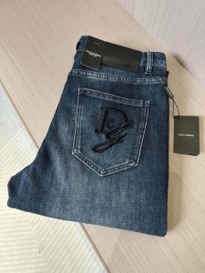 D&G杜嘉班纳25Ss春季新款牛仔裤 面料带弹力 经典深蓝牛仔色 后口袋字母刺绣品牌字母Logo 时尚潮流必备单品 单色 码数：29，30，31，32，33，3
