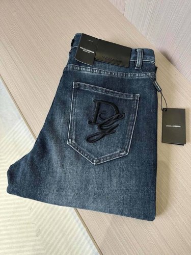 D&G杜嘉班纳25Ss春季新款牛仔裤 面料带弹力 经典深蓝牛仔色 后口袋字母刺绣品牌字母Logo 时尚潮流必备单品 单色 码数：29，30，31，32，33，3