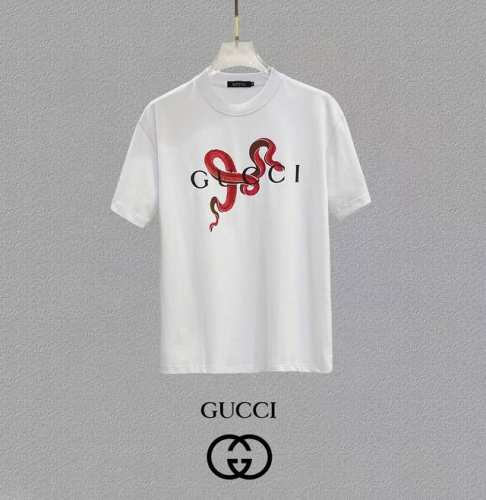 Gucci 古奇、25Ss高版本胸贴印花Logo圆领短袖T恤。面料采用定制280G支双股精棉平纹高密无尘全棉布料，Os版型宽松慵懒百搭，轻奢大气，众多明星博主试