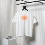 Balenciaga 巴黎世家 25Ss 锁扣字母刺绣喷墨短袖复古味十足 整体设计简洁时尚 十分大气干净 采用280G纯棉面料打造 上身柔软舒适 细节恰到好处