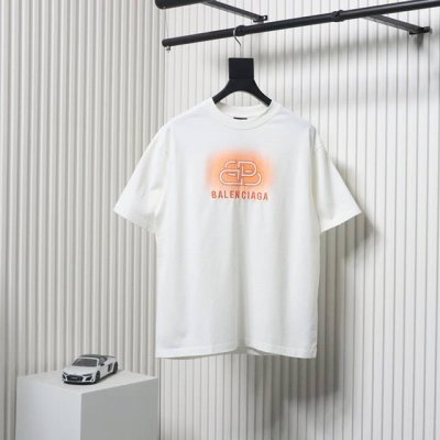 Balenciaga 巴黎世家 25Ss 锁扣字母刺绣喷墨短袖复古味十足 整体设计简洁时尚 十分大气干净 采用280G纯棉面料打造 上身柔软舒适 细节恰到好处