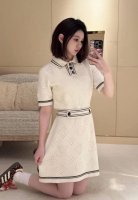 路易 2025夏季新款 花学院风针织翻领短袖连衣裙 瑞士机重工定位缕孔嵌花工艺贯穿时髦高级感！黑白配色减龄气质，配送腰带设计经典版型时髦又高级！白富美必入！不挑