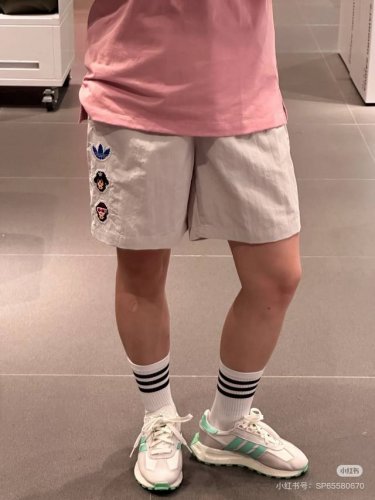 新款上新 Adidas 阿迪达斯 三叶草 海外版限定趣味猴子刺绣花休闲短裤五分裤 采用当季最流行的 猴子动物 元素刺绣设计 搭配花格子拼接工艺 简直不要太酷了