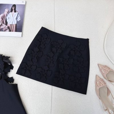 Vltn 25Ss 春夏最新款立体堆花套装吊带+Mini半裙 甜美优雅 时髦精必备单品解锁所有穿搭 立体花朵肩带设计经典小A版型 百搭不挑人 独家开发手工花朵制