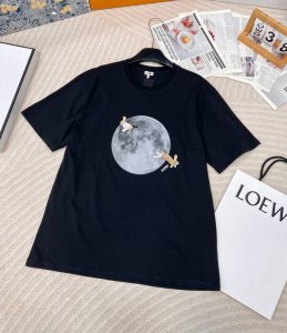 loewe2025新款上架圆领刺绣短袖，定制Yb斜纹全棉材质 透气舒适 质感十足 宽松短袖T恤裁剪 凸显品牌格调 采用克重纯棉制成 略带有弹力 呈现显瘦视觉效果