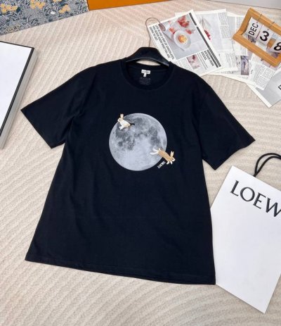 loewe2025新款上架圆领刺绣短袖，定制Yb斜纹全棉材质 透气舒适 质感十足 宽松短袖T恤裁剪 凸显品牌格调 采用克重纯棉制成 略带有弹力 呈现显瘦视觉效果