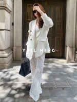 时髦浮雕提花蕾丝阔腿长裤 立体花卉股线勾勒精美花型 纱支结构紧密，时髦感超强 雅致浪漫用简洁的设计腰头来平衡花卉的繁复，方便穿脱 微宽松的喇叭裤腿包容性很强，也