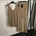 款号20253274 Ysl*新款套装 字母胸针装饰假两件吊带背心+垂坠感阔腿长裤 杏色 灰蓝色 黑色 Sml M码 胸围88 衣长73 腰围64弹力 长109
