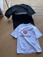 供 Lululemon露露乐蒙 胸口立体红标字母 休闲圆领套头短袖T恤 男女同款 黑色 白色 xs~L 顶级版本 原版260G双纱面料 预缩处理 亲肤舒适 垂坠