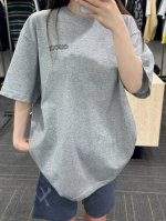 Gucci 烧花刺绣小标短袖 面料：采用50支平纹双股，原版定染花灰色，螺纹采用1*1索罗娜 同钢定染配套。面料克重分别为230克大身搭配260克螺纹。 工艺：
