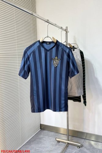 L490 Fdfendi Club徽章条纹短袖 定织定染超密锦纶奢华运动织料，以浅蓝为基 pequin条纹为魂，交织出独特的视觉美感。胸前精致的金色Fendi