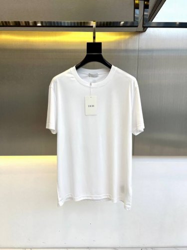 Dio迪奥、2025春夏新品发售短袖T恤，甄选客供进口100%平纹棉材质，经过上百道层层丝滑工艺处理，面料薄而不透，贴身舒适透气，上身舒适度绝对普通纯棉材质可媲