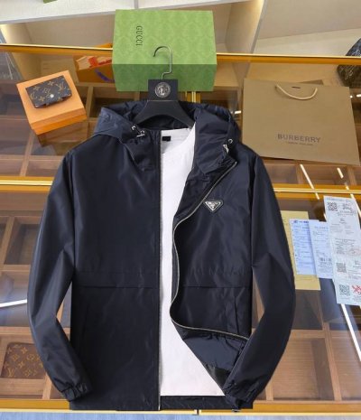 普拉达 官网同款，同步上线！2025春季新款男士夹克外套，原单三标齐全高端版本！带隐藏帽，专柜定制面料 透气舒适度高，细节无可挑剔，品牌元素设计理念，体现高品质