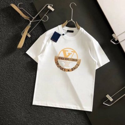 Lv 重磅推荐！Ss夏装新品 专柜在售 经典款历久不衰 最新系列荧光图案Logo短袖T恤 必须人手一件的节奏！进口顶极高密度纯棉面料，极为亲肤舒适 摸上去非常的