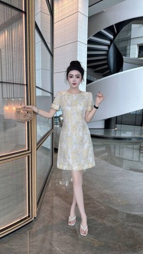 连衣裙 紫色 杏色 5个码 S Xxl 2025新款上款气质名媛高端大气重工珠片亮金印花提花面料修身显瘦A字连衣裙 精致圆领 时尚高挑 优雅高贵大气 超仙超美