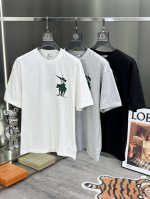 巴宝莉 25S新款潮牌T恤.男女同款～高温立体印花工艺.立体感满满.定制230G纯棉面料.质感极好.舒适透气.微扩版型设计.舒适百搭～码数：S-3Xl微扩版型！