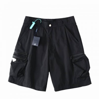 prada 普拉达 24Ss三角标工装口袋机能短裤 面料：定制三防全功能尼龙面料 防风防水防晒 触感如同末来科技 轻盈又坚韧 舒适贴肤 涂珐琅三角形金属徽标彰显