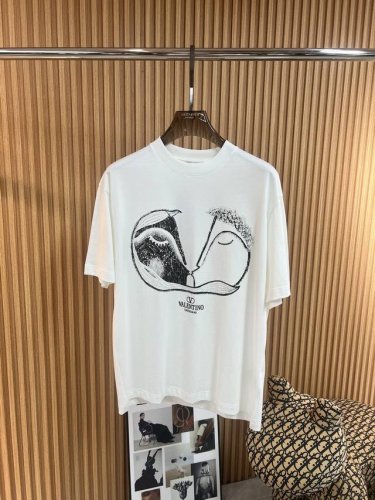 华伦天奴 2025春夏新款首发专柜最新款短袖圆领T恤 高端订制 设计前卫时尚！品牌Logo重工艺设计 高端定制高端丝光云朵棉面料.手感柔软.穿着舒适.专柜级别精