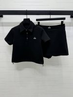 上新原单高端品质 Alo 2025春夏最新系列！翻领短袖休闲裤裙套装！定制空气全棉材质 舒适软糯 穿搭洋气 翻领短袖上衣休闲裤裙套装 领口半开襟圆扣处理 随意调
